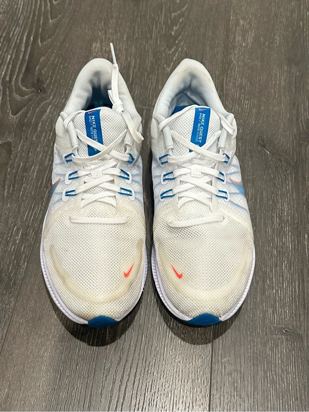 Nike Men’s Quest 5  White Athletic Running Shoes with Blue and Red Accents